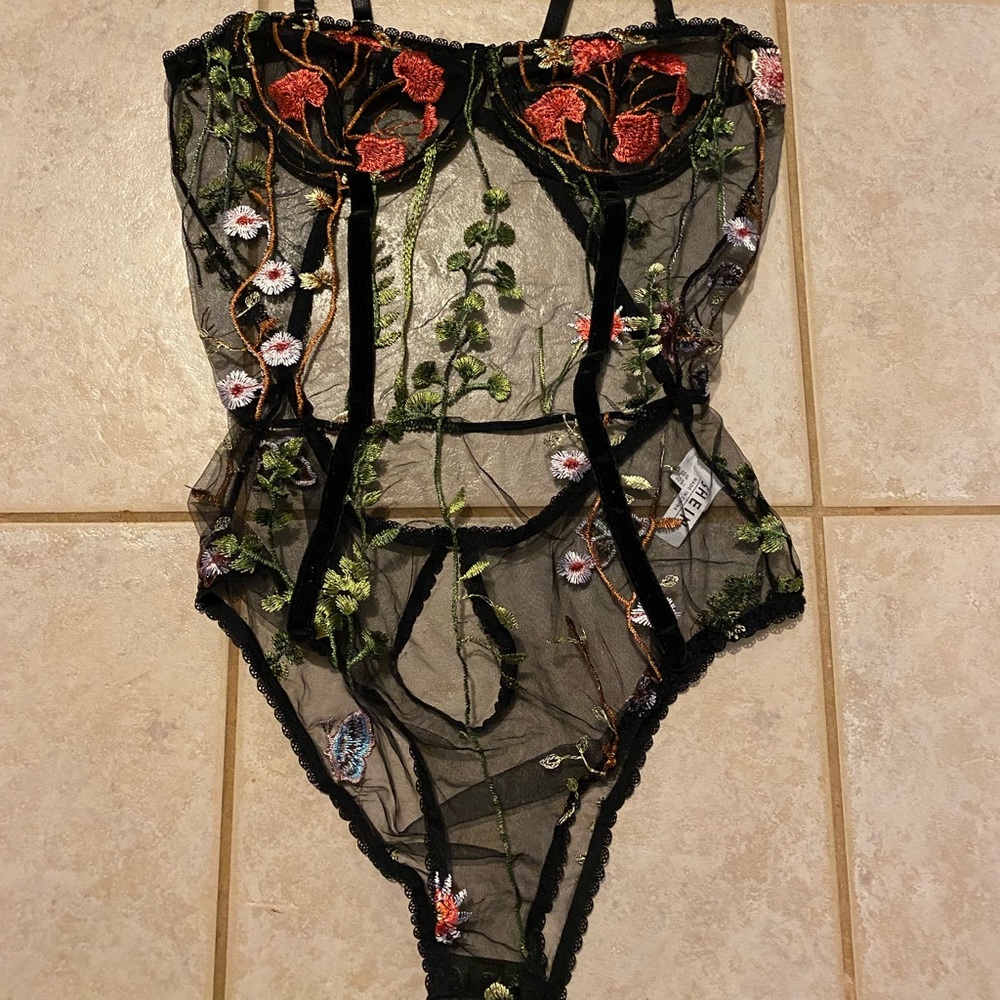 Corset - Picture 2 of 4